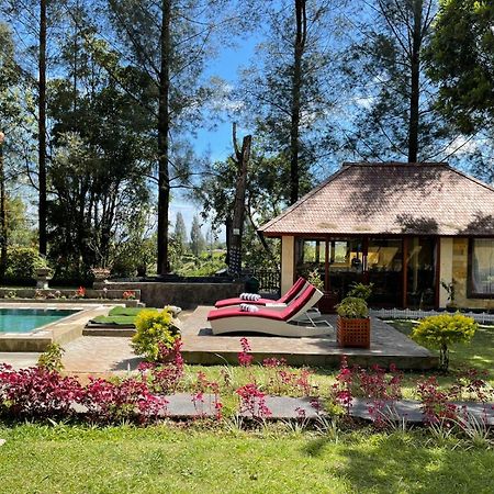 Balinese Villa In Berastagi Bagian luar foto