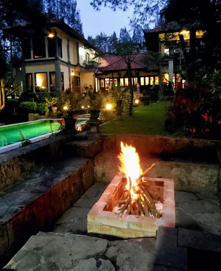 Balinese Villa In Berastagi Bagian luar foto